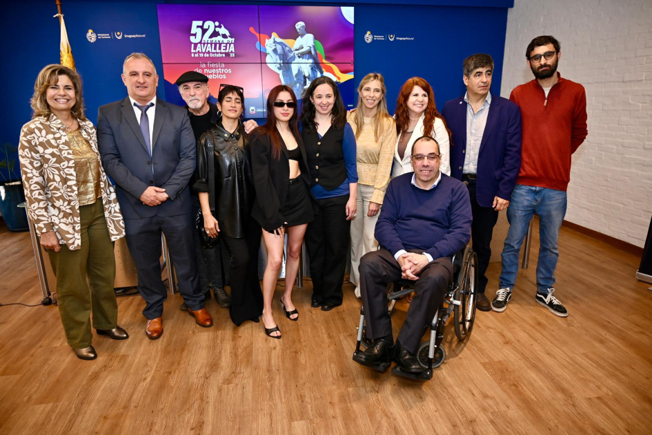 El intendente, ministro y viceministra, diputados, integrantes de la comisión y artistas El intendente, ministro y viceministra, diputados, integrantes de la comisión y artistas