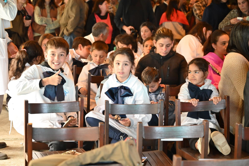 Niños y niñas de escuelas involucradas en el Geoparque participaron de la ceremonia