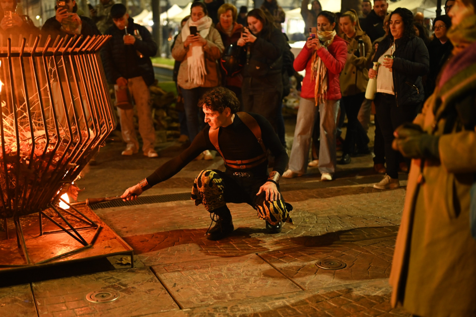 Show de fuegos a cargo de Circo Lumière, cerrando la jornada con una propuesta artística. Show de fuegos a cargo de Circo Lumière, cerrando la jornada con una propuesta artística.