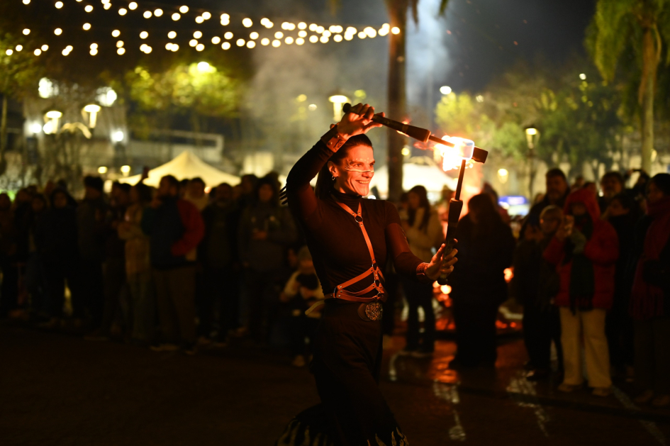 Show de fuegos a cargo de Circo Lumière, cerrando la jornada con una propuesta artística. Show de fuegos a cargo de Circo Lumière, cerrando la jornada con una propuesta artística.