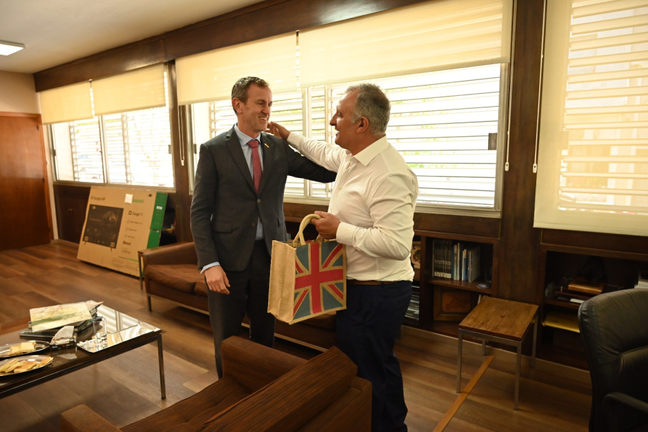 El intendente Ximénez y el embajador británico, Mal Green, reunidos en la Intendencia de Lavalleja