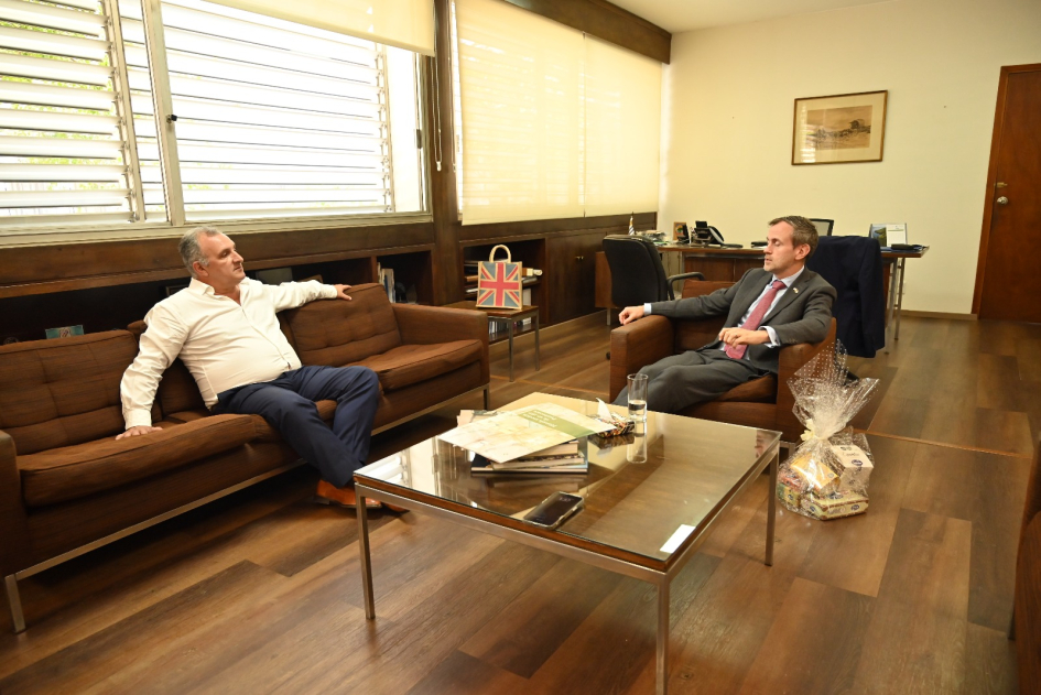 El intendente Ximénez y el embajador británico, Mal Green, reunidos en la Intendencia de Lavalleja