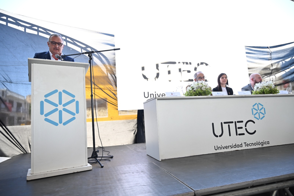 Intendente Ximénez durante su oratoria en la inauguración