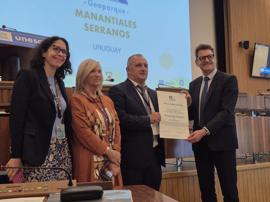 Intendente Ximénez recibió certificado de Geoparque Manantiales Serranos en París
