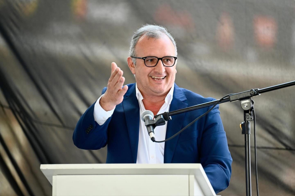 Intendente Ximénez durante su oratoria en la inauguración