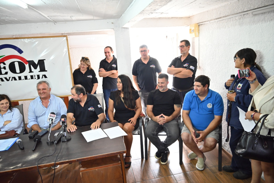 La Intendencia y ADEOM firmaron un convenio colectivo con foco en derechos sociales La Intendencia y ADEOM firmaron un convenio colectivo con foco en derechos sociales