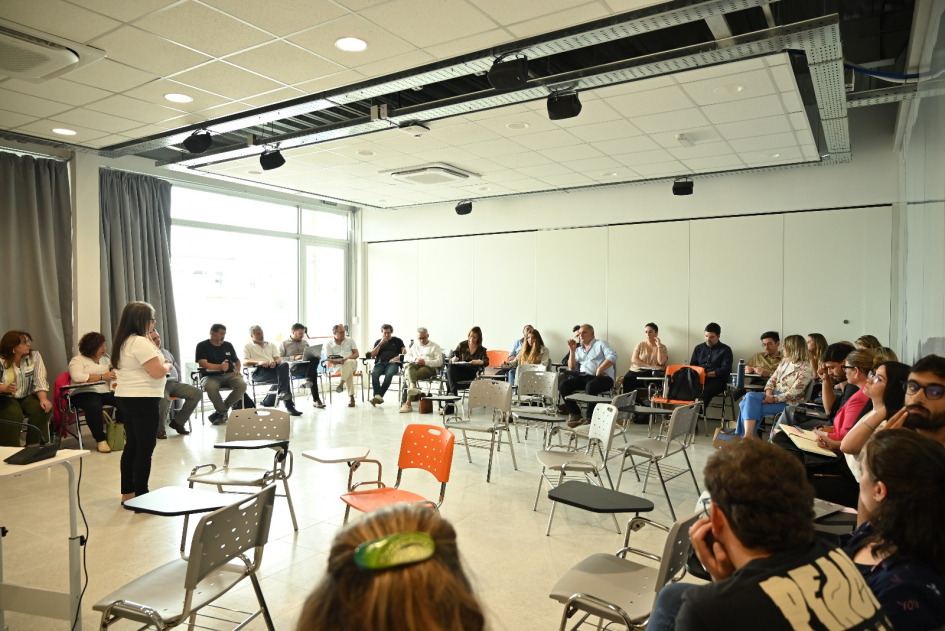 Gabinete de la intendencia en reunión de trabajo hacia el rediseño institucional, en sede de UTEC