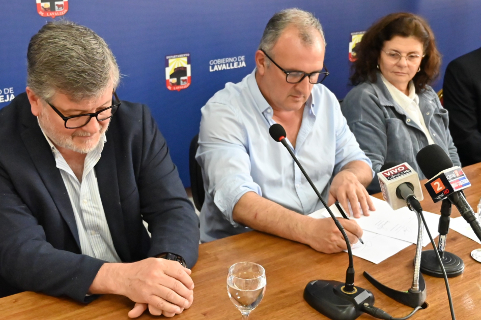 El intendente Ximénez y la secretaria general, Arianna Bentos, firmaron convenio con ONSC