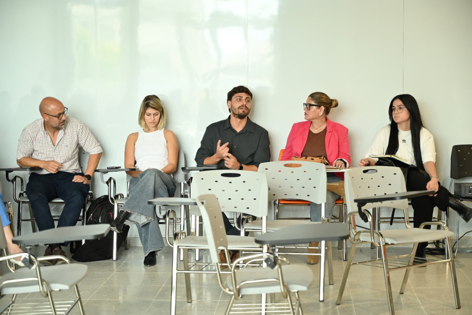 Gabinete de la intendencia durante la reunión en la sede de UTEC