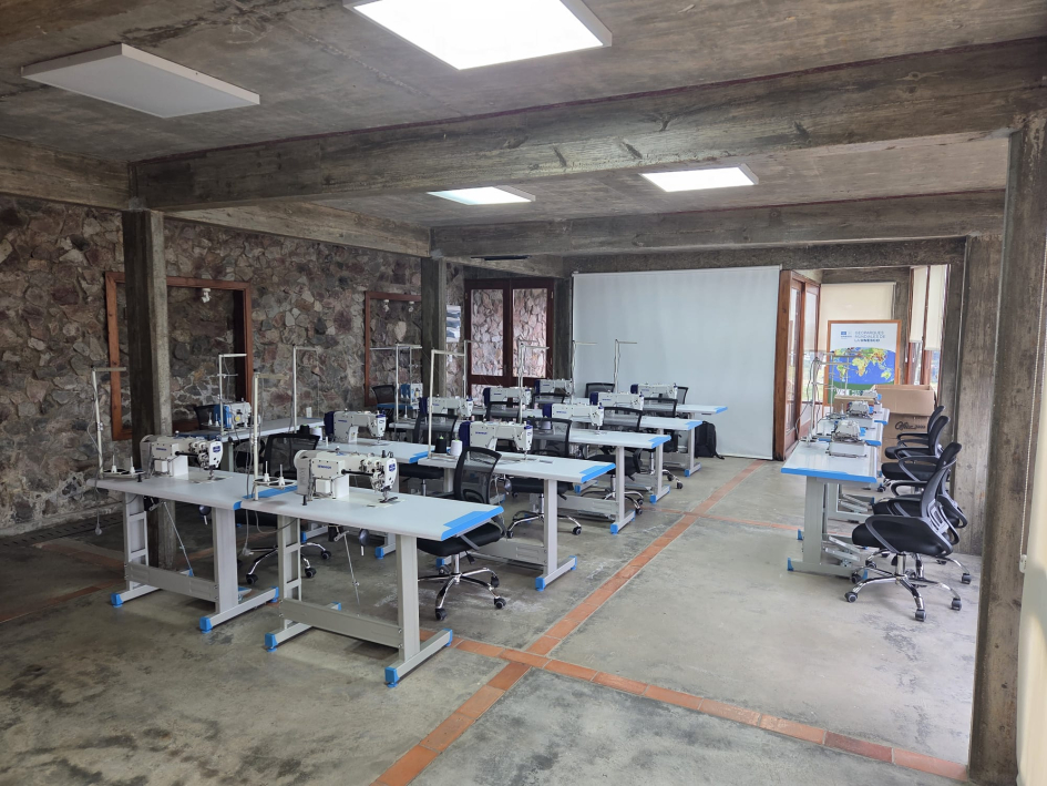Intendencia de Lavalleja y Comité de CAIF inician capacitación en trabajo textil para familias