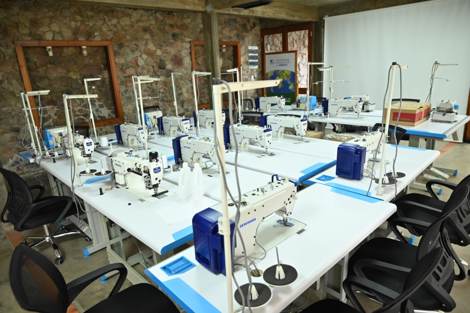 Intendencia de Lavalleja y Comité de CAIF inician capacitación en trabajo textil para familias