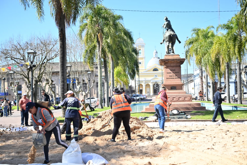 El escenario móvil deportivo ya está instalado en la Plaza Libertad