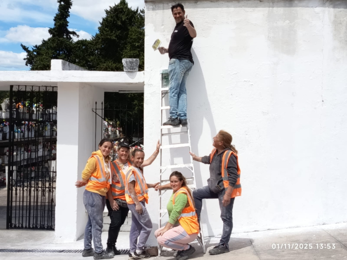 Trabajadoras municipales en uno de los cementerios 