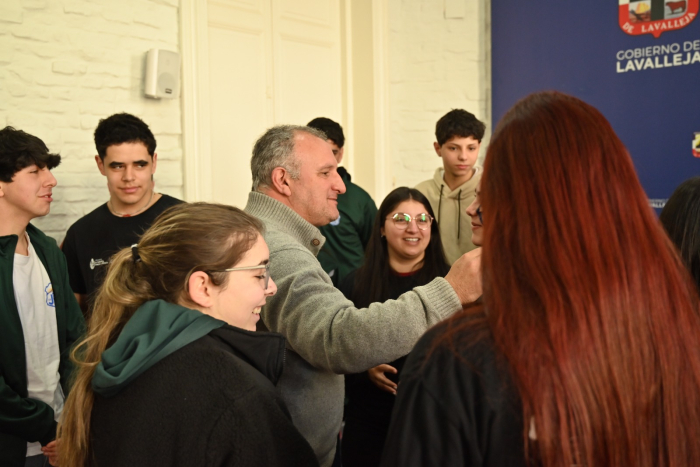 Intendente Ximénez recibió a los estudiantes de Batlle y Ordóñez Intendente Ximénez recibió a los estudiantes de Batlle y Ordóñez