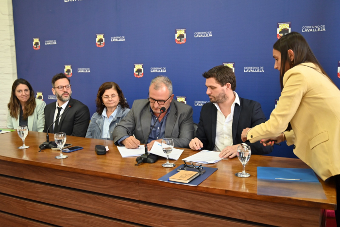 Firma del convenio entre la intendencia e IMPO para la creación del Digesto digital y abierto Firma del convenio entre la intendencia e IMPO para la creación del Digesto digital y abierto