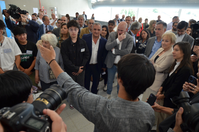 Alumnos de UTEC exponen proyectos y trabajo a las autoridades durante la inauguración