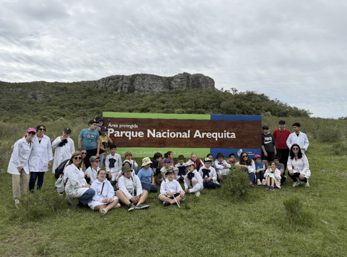 Niños y niñas de la Escuela 8 en el Cerro Arequita
