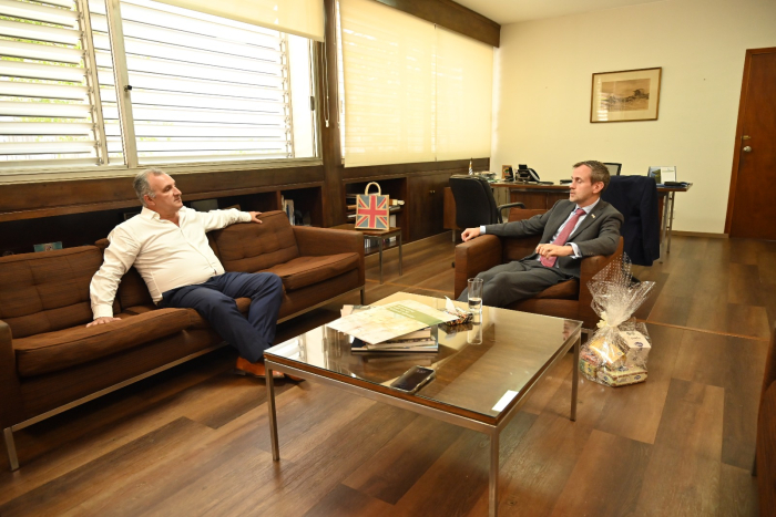 El intendente Ximénez y el embajador británico, Mal Green, reunidos en la Intendencia de Lavalleja