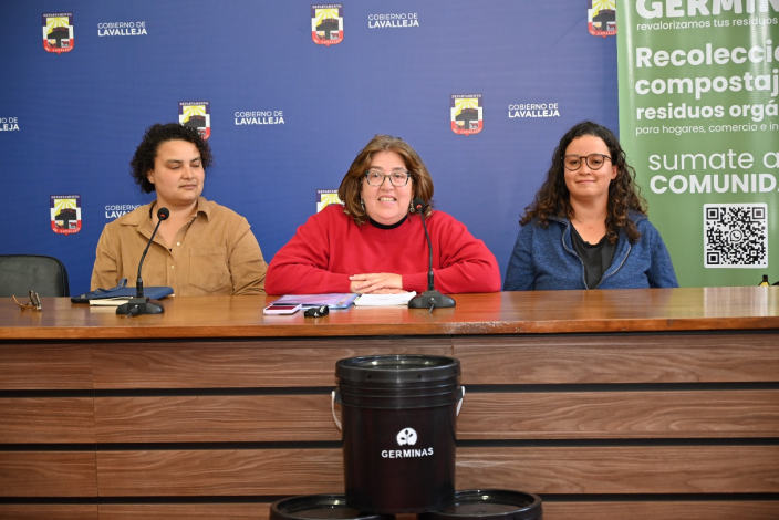 La directora de Ambiente, Aurora Fernández, junto a emprendedoras del proyecto