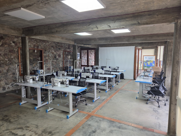 Intendencia de Lavalleja y Comité de CAIF inician capacitación en trabajo textil para familias