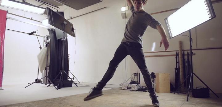 Ciro Tamayo danzando Backstage del rodaje de los videos de la campaña. El bailarin Ciro Tamayo danzando