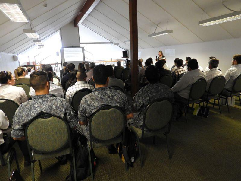 Asistentes al curso de espalda, se ve la mesa principal