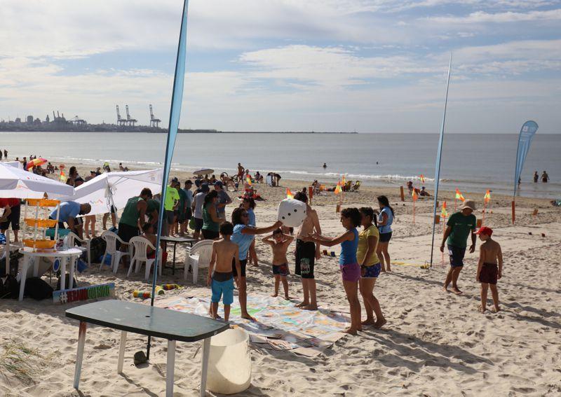 #VeranoQuerido en la Playa del Cerro Público jugando con la rayuela interactiva en la playa. Sombrillas, flybanners y canchas de tejo