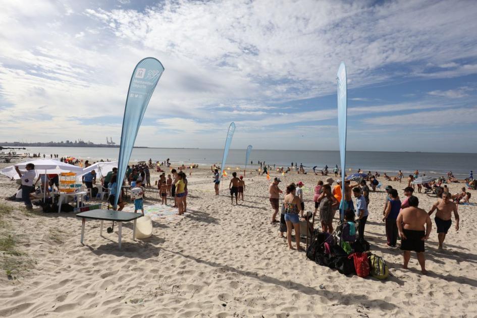 #VeranoQuerido en la Playa del Cerro Vista lateral de la intervención. Se ven canchas de tejo, flybanners y puesto de hidratación