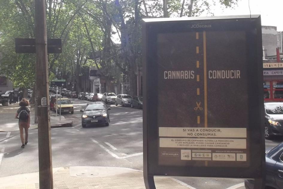 afiche cannabis/conducir Afiche en vía pública con una ruta cortada con la línea amarilla de no pasar y el mensaje si vas a conducir no consumas