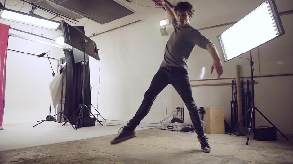 Ciro Tamayo danzando Backstage del rodaje de los videos de la campaña. El bailarin Ciro Tamayo danzando