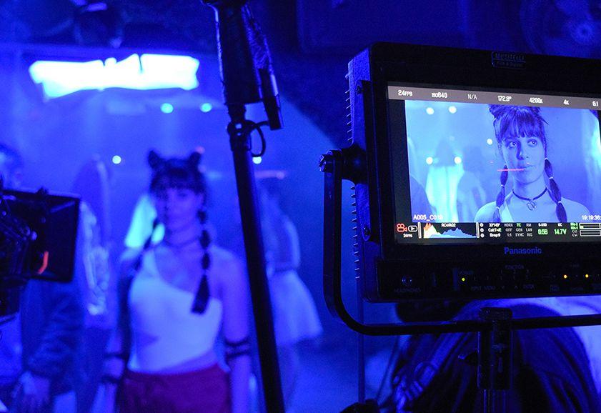 Rodaje de Amores Sobrios imagenes del rodaje del cortometraje, escena difusa en la imagen y clarificada en un monitor