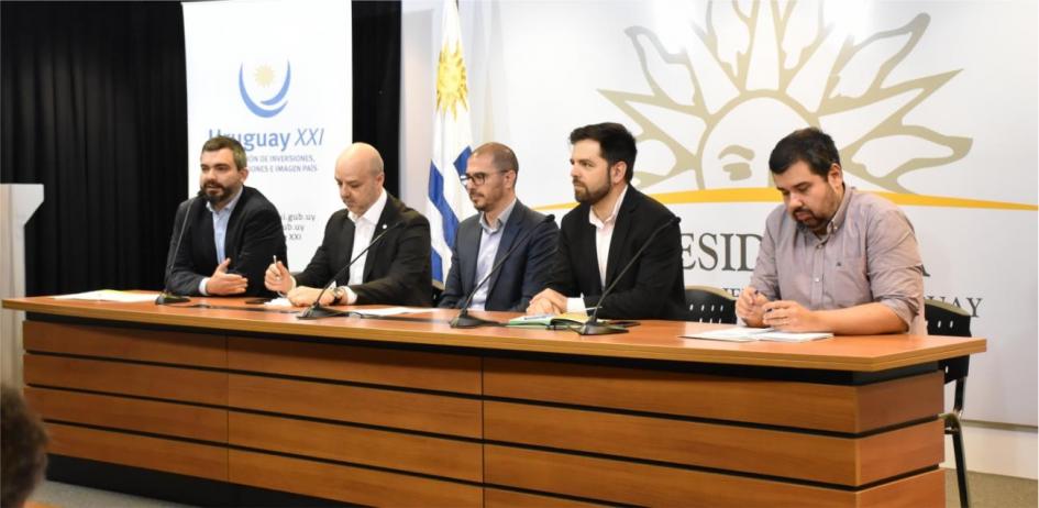 Mesa de autoridades en firma de convenio entre IRCCA y URUGUAY XX1
