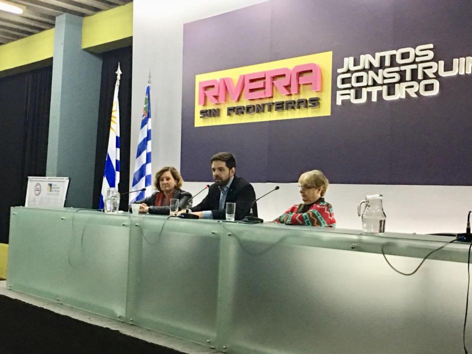Diego Olivera - Junta Nacional de Drogas; Aida Gonzalvez - ASSE; María Elena Laurnaga - CasAbierta/Frontera Mesa de izquierda a derecha María Elena Laurnaga - CasAbierta/Frontera; Diego Olivera - Junta Nacional de Drogas; Aida Gonzalvez - ASSE