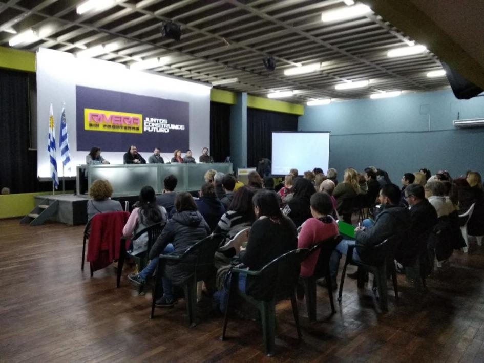Mesa de apertura del Debate regional Mesa de apertura con público visto desde un lateral