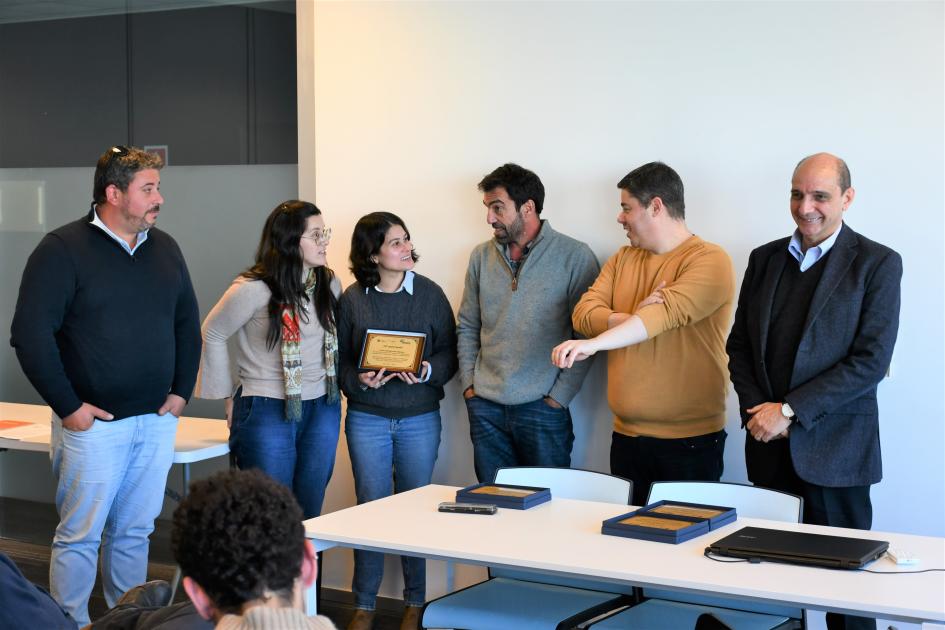 Entrega de las placas conmemorativas. Imagen de la entrega de las placas conmemorativas.