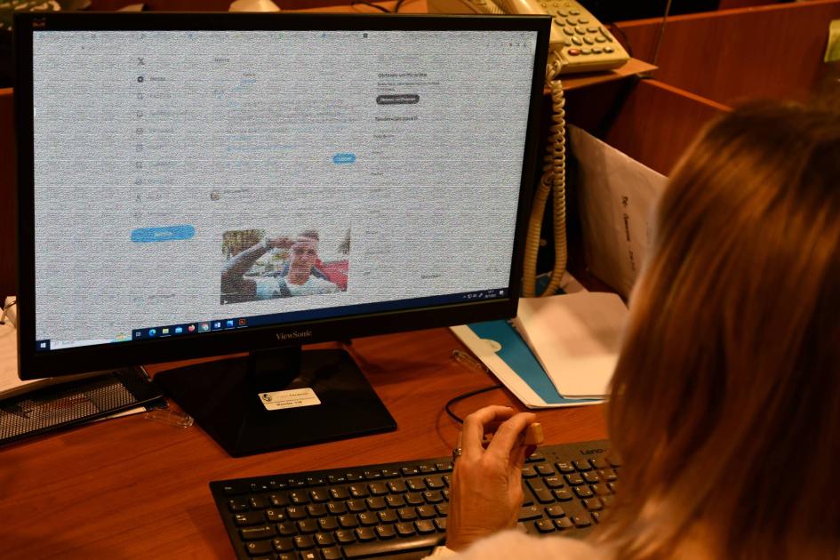 Persona frente a la pantalla de una computadora Imagen de una persona frente a la pantalla de una computadora