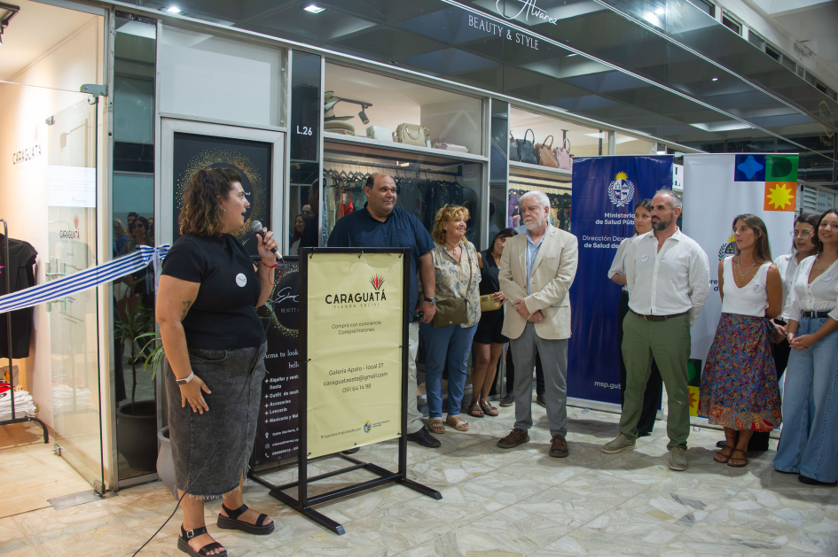 Victoria presenta a las autoridades durante el acto inaugural. Victoria presenta a las autoridades y al equipo del Proyecto Caraguatá durante el acto inaugural.