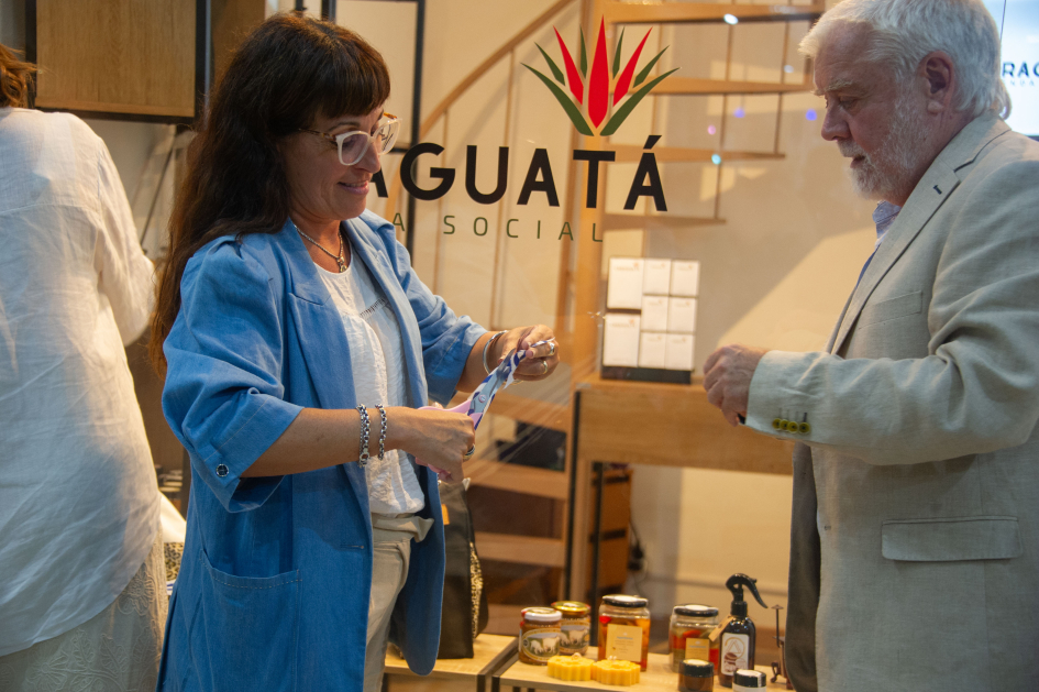 Corte de cinta Corte de cinta Gabriel Rossi y Aloha Gonzáles