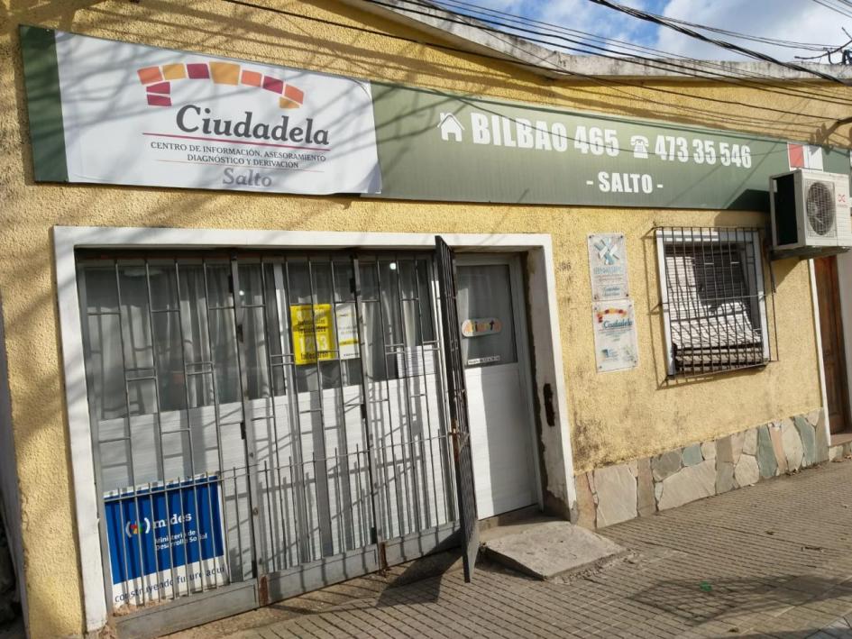 Fachada Ciudadela Salto Frente de la casa donde funciona el dispositivo ciudadela Salto, centro de información, asesoramiento, diagnóstico y derivación en drogas. Dirección Bilbao 465, teléfono 47335546.