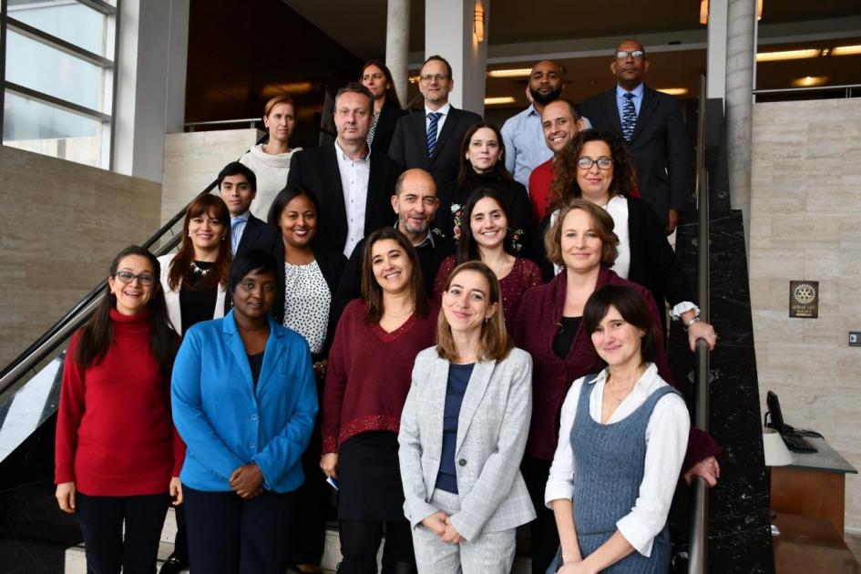 Foto de familia. Foto de familia. Los participantes de la reunión posan en una escalera del hotel