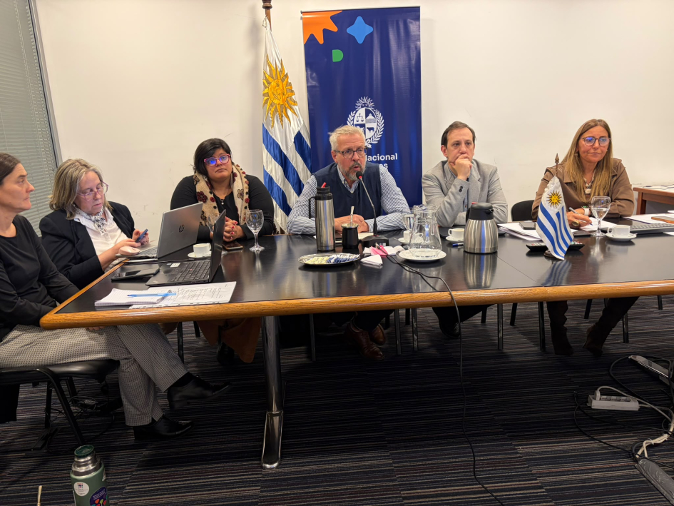 Mesa de participantes por Uruguay