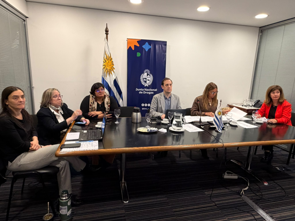 Mesa de participantes por Uruguay 3