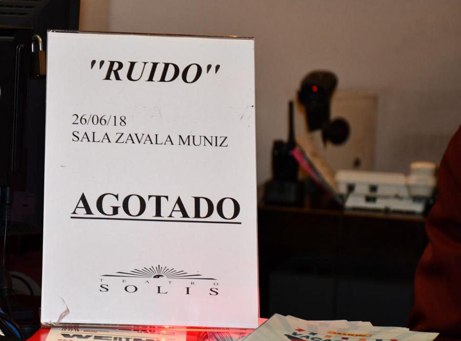 Agotado Cartel del Teatro Solís en boletería anunciando entradas agotadas