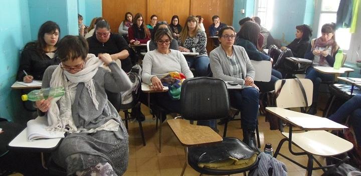 Docentes y técnicos en salón de clase participando de la actividad