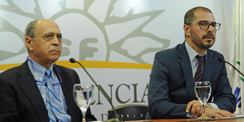 Presidente de la Academia Nacional de Medicina, Henry Cohen, y prosecretario de la presidencia, Juan Andrés Roballo Presidente de la Academia Nacional de Medicina, Henry Cohen, y prosecretario de la presidencia, Juan Andrés Roballo