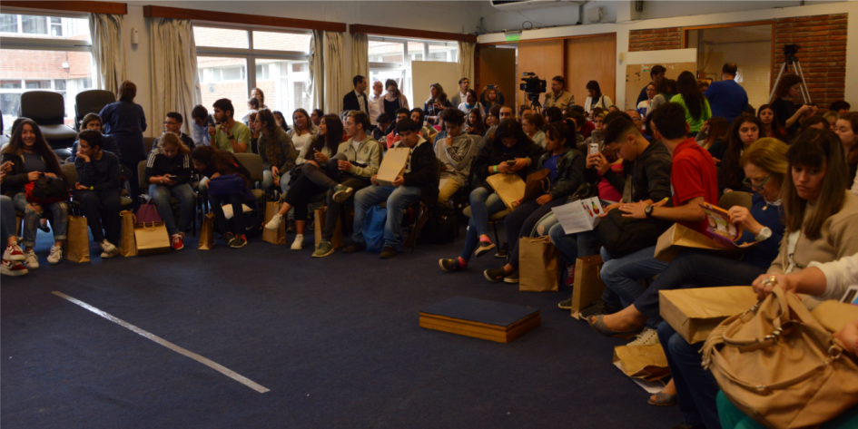 Desempolvando un derecho: adolescentes y jóvenes discutiendo la salud Desempolvando un derecho: adolescentes y jóvenes discutiendo la salud