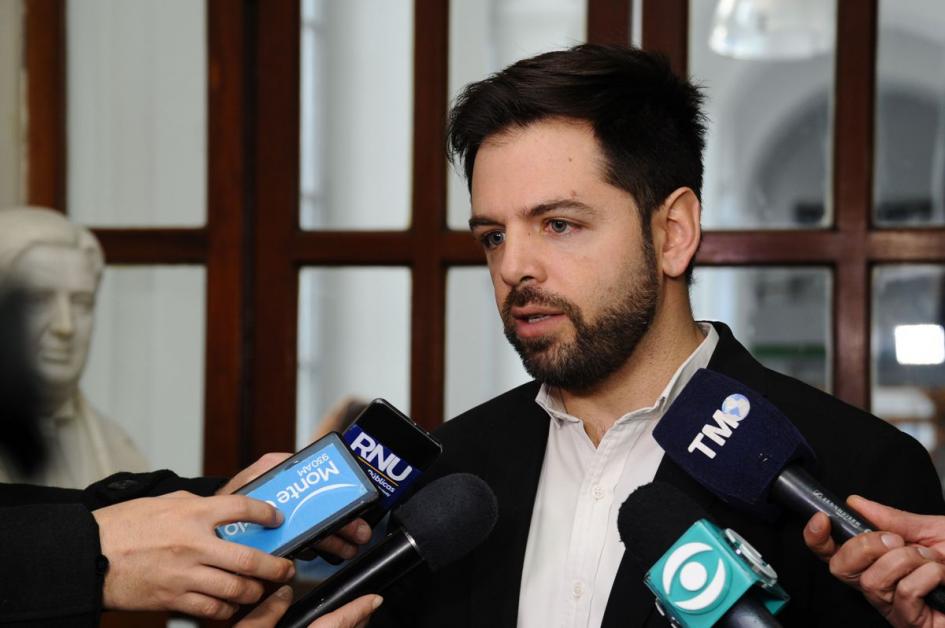 Rueda de prensa Diego Olivera, Secretario General de la Junta Nacional de Drogas hablando con la prensa