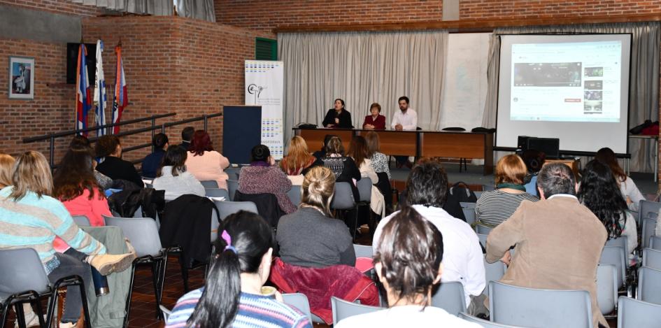 Formación permanente de docentes con énfasis en usos problemáticos de drogas Formación permanente de docentes con énfasis en usos problemáticos de drogas