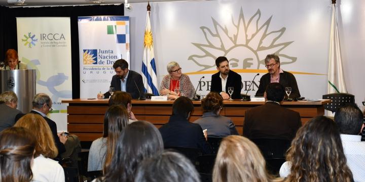 Presentación de la guía “Pautas de reducción de riesgo en el uso de cannabis” Mesa principal de derecha a izquierda: Lic. Martín Rodríguez, Director Ejecutivo del Instituto de Regulación y Control del Cannabis; Joane Frappier, Embajadora de Canadá en Uruugay, Lic. Diego Olivera, Secretario General de la Junta Nacional de Drogas; Dr. Benedikt Fischer, líder en la materia, Investigador Senior del CAMH y Profesor en el Departamento de Psiquiatría de la Universidad de Toronto.