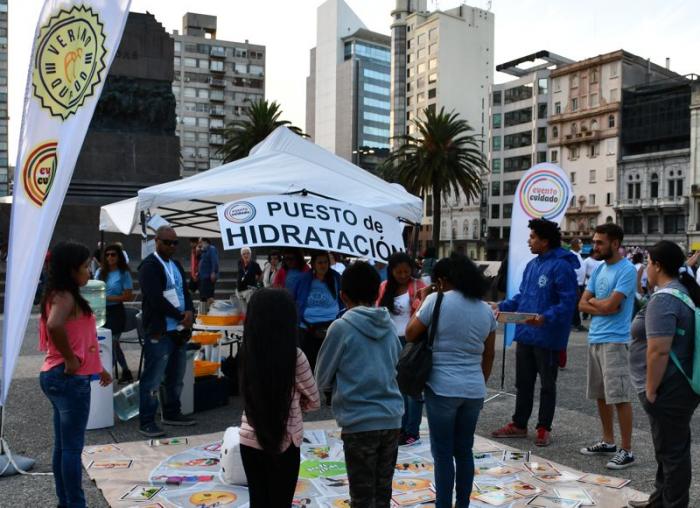 Puesto de hidratación armado en Plaza Independencia 